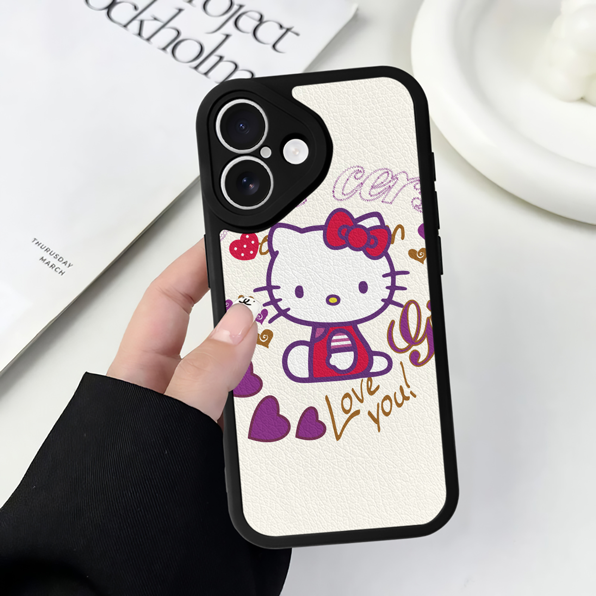 （画像用） Hello Kitty ハローキティ 【iPhone 16シリーズ対応】シリコンスマホケース（レザー調） 材質：シリコン